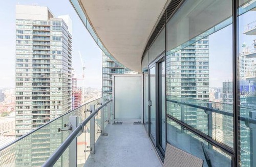 Toronto Entertainment District Apartment | 110 m² Apartment ∙ 3 bedrooms ∙ 8 guests