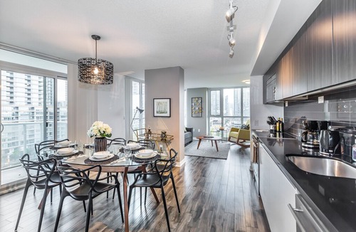 CityPlace Apartment | 1100sf corner unit/2BR+2BA/3beds/Amazing CN&Park views /free parking/wifi