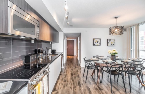 CityPlace Apartment | 1100sf corner unit/2BR+2BA/3beds/Amazing CN&Park views /free parking/wifi