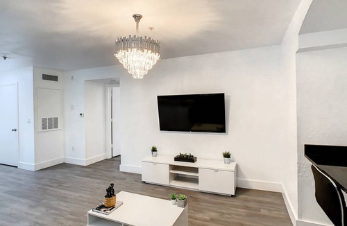 Metro West Condo | 111 m² Condo ∙ 2 bedrooms ∙ 4 guests