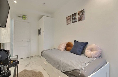 Neuilly-sur-Seine Apartment | 13 m² Apartment ∙ 1 guest