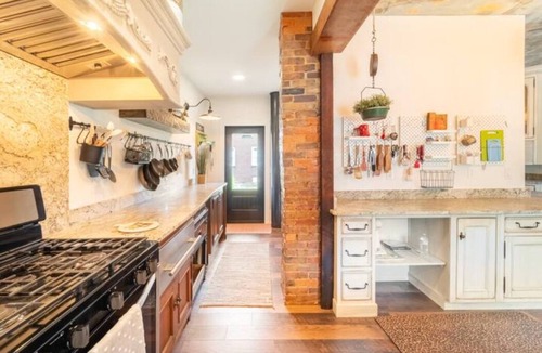 Toronto House | 130 Yr Old Whimsical Gem On 1.3 River Front Acres
