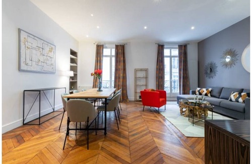 Champs-Elysees Apartment | 135 m² Apartment ∙ 3 bedrooms ∙ 6 guests