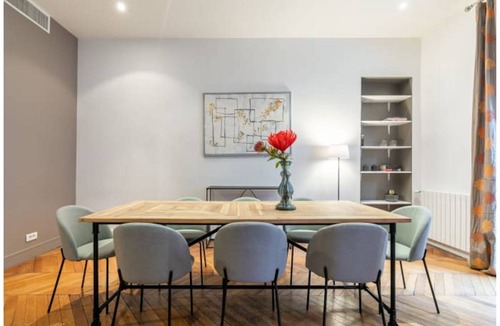 Champs-Elysees Apartment | 135 m² Apartment ∙ 3 bedrooms ∙ 6 guests