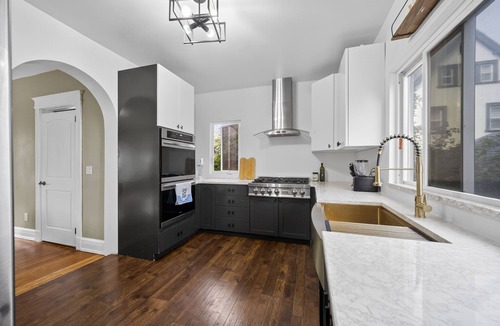 New Rochelle House | 14 Guest, 9 Bed, Family Getaway- 30 min from NYC