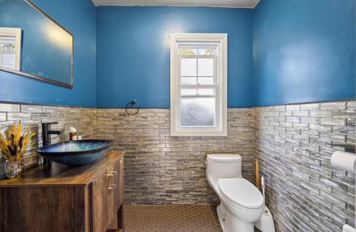 New Rochelle House | 14 Guest, 9 Bed, Family Getaway- 30 min from NYC