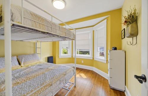 New Rochelle House | 14 Guest, 9 Bed, Family Getaway- 30 min from NYC