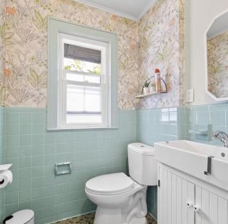 New Rochelle House | 14 Guest, 9 Bed, Family Getaway- 30 min from NYC