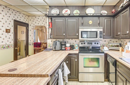 Somerset House | 15 Mi to Seven Springs Resort: Somerset Home!