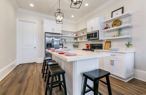 Faubourg Lafayette House | 15% OFF Monthly | 10% OFF Weekly-Hosteeva | Vibrant3BR Steps to St. Charles Ave