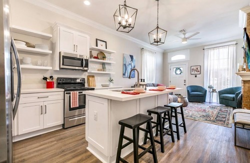 Faubourg Lafayette House | 15% OFF Monthly | 10% OFF Weekly-Hosteeva | Vibrant3BR Steps to St. Charles Ave