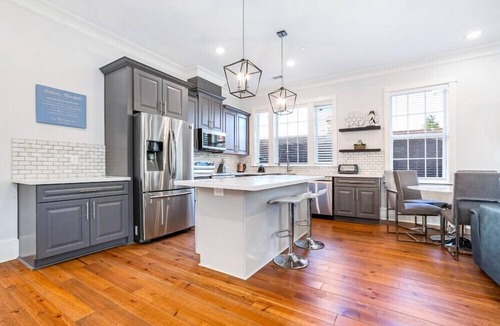Faubourg Lafayette Condo | 15% OFF Monthly | 10% OFF Weekly- Chic Urban Retreat w Pool Steps to St. Charles Ave and