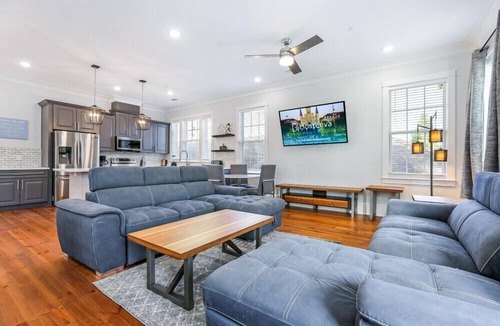 Faubourg Lafayette Condo | 15% OFF Monthly | 10% OFF Weekly- Chic Urban Retreat w Pool Steps to St. Charles Ave and