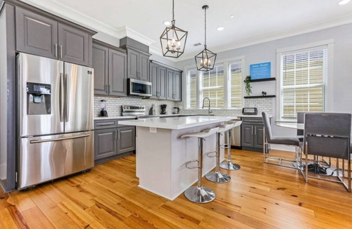 Faubourg Lafayette Condo | 15% OFF Monthly | 10% OFF Weekly-Hosteeva Spacious 5BR Urban Retreat w Balcony & Pool