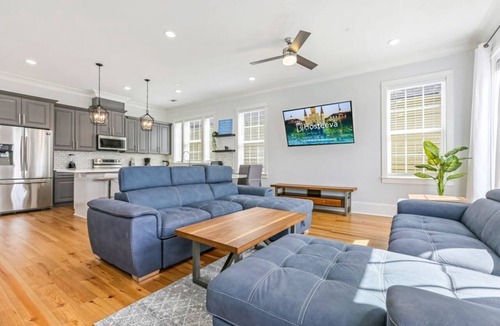 Faubourg Lafayette Condo | 15% OFF Monthly | 10% OFF Weekly-Hosteeva Spacious 5BR Urban Retreat w Balcony & Pool