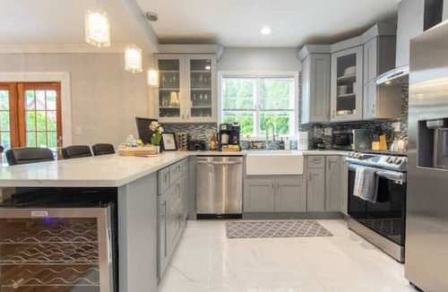 Baldwin House | 17 Mins from UBS Arena/Hot tub/Game Room/King Bed
