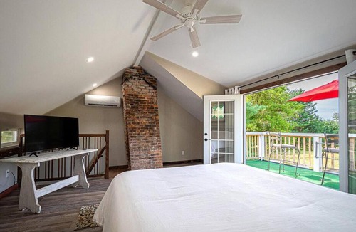 Chester House | 1786 Farm Cottage Honeymoon Suite Renovated 2022