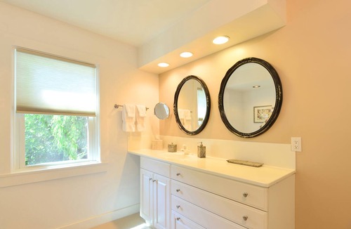 Bristol Hills Bed & Breakfast | 1795 Acorn Inn B&B