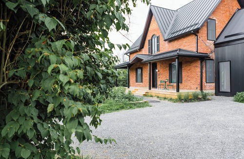 Prince Edward House | 1875 Boutique Farmhouse | 4 Bedroom | Luxury Retreat