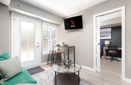 King West Village House | 1BD Townhome Walk to Lake!