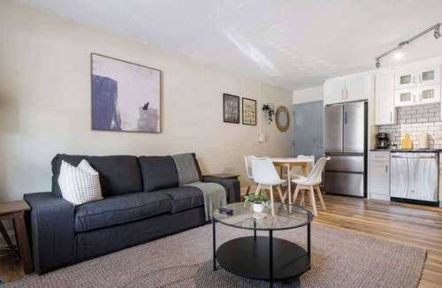 East Liberty Apartment | 1BR King East Liberty Apt | Parking