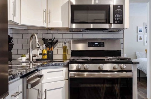 East Liberty Apartment | 1BR King East Liberty Apt | Parking