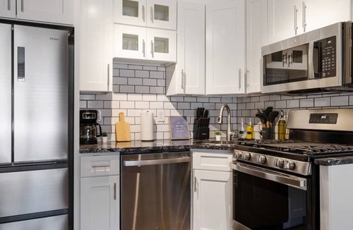East Liberty Apartment | 1BR King East Liberty Apt | Parking