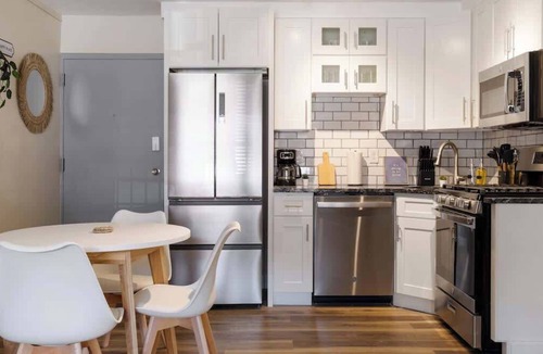 East Liberty Apartment | 1BR King East Liberty Apt | Parking