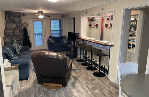 Claysburg Condo | 1st Floor 2/Bedroom 2/Full Bathroom, Wet-bar, Full Kitchen, 3 TVs & More