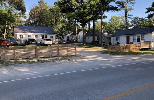Wasaga Beach Cottage | 2 bdrm. sleeps 7, just a 2 min. walk to beach 1 !