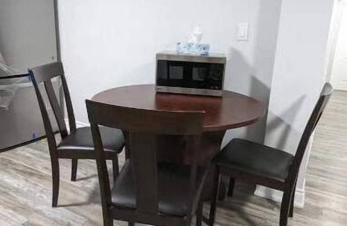 East Credit House | 2 Bdroom Apartment near UTM, Square 1 and Airport