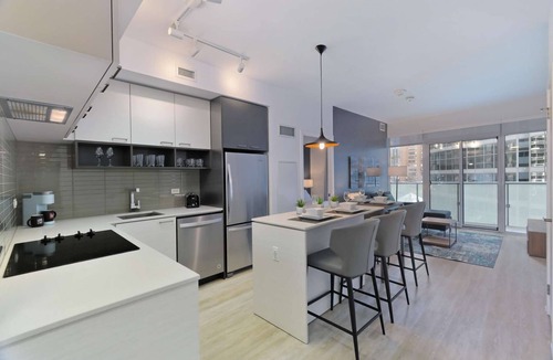 Bay Street Corridor Apartment | 2 Bedroom/1 Bathroom Suite