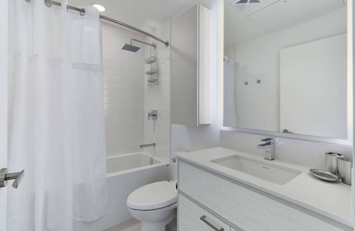 Bay Street Corridor Apartment | 2 Bedroom/1 Bathroom Suite
