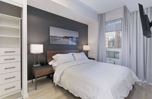 Bay Street Corridor Apartment | 2 Bedroom/1 Bathroom Suite