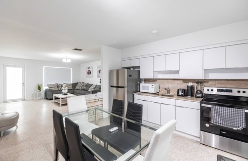 Sunny Isles Beach Ski Chalet | 2 Bedroom 2 Bath Beach 1 min Walk 8 People Keyless Flexible Check in
