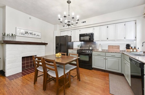 East Allegheny House | 2 Bedroom/2 Bath- 5 mins to stadiums - BEST CITY VIEWS - Free parking!