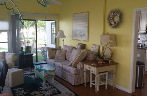 Biggar House | 2 BEDROOM AND 1- 1/2 BATHS BUNGALOW LOCATED IN PALMETTTO PALMS