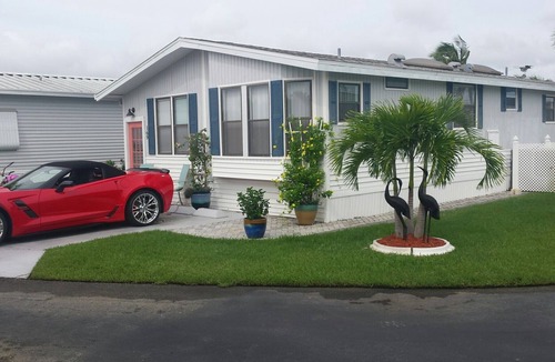 Biggar House | 2 BEDROOM AND 1- 1/2 BATHS BUNGALOW LOCATED IN PALMETTTO PALMS