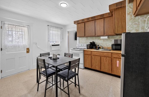 Carbondale Apartment | 2-bedroom apartment in awesome Carbondale with AC