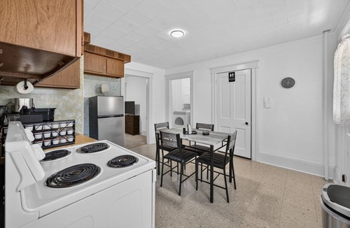 Carbondale Apartment | 2-bedroom apartment in awesome Carbondale with AC