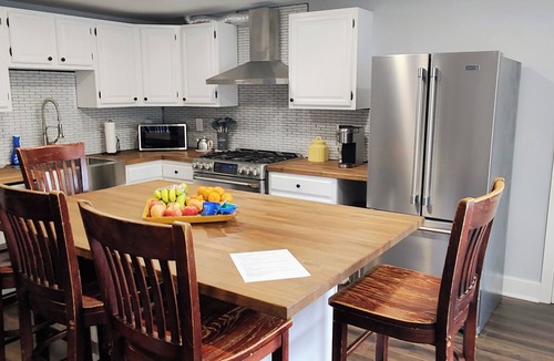 Secane Apartment | 2 Bedroom Cozy Country Getaway Apartment