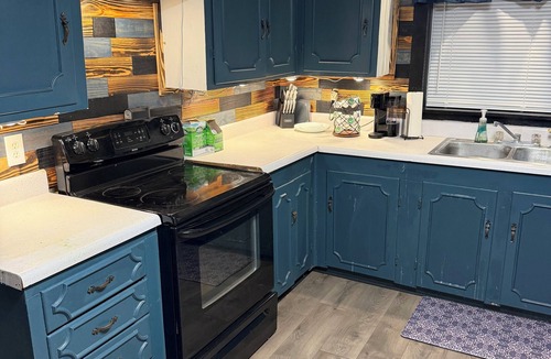 Meridian House | 2 bedroom cozy country cabin 1 minute from town.
