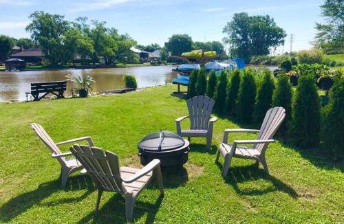 Lakeshore House | 2 bedroom Getaway on the River/close to marina