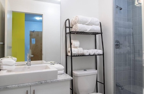 Central Waterfront Apartment | 2 bedroom luxury Lkview