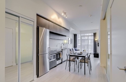 Garden District Apartment | 2 Bedroom Suite near Dundas Square