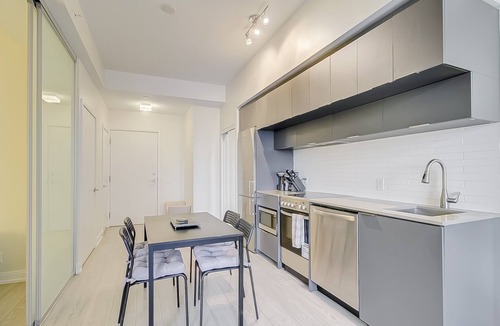 Garden District Apartment | 2 Bedroom Suite near Dundas Square
