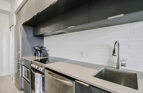 Garden District Apartment | 2 Bedroom Suite near Dundas Square