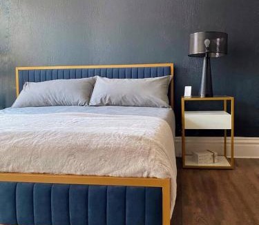 East Allegheny Apartment | 2 Bedrooms Warm & Historic Stay Free Parking