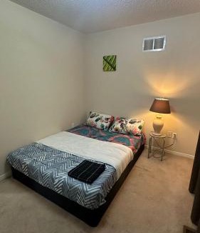 Brampton House | 2 Brampton Homestay- Great Location near All Amenities