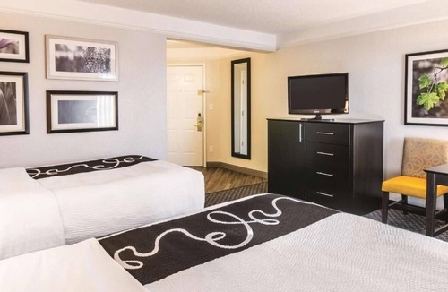 Airport North Hotel | 2 Convenient Rooms w/Breakfast + Complimentary Shuttle | Onsite Pool